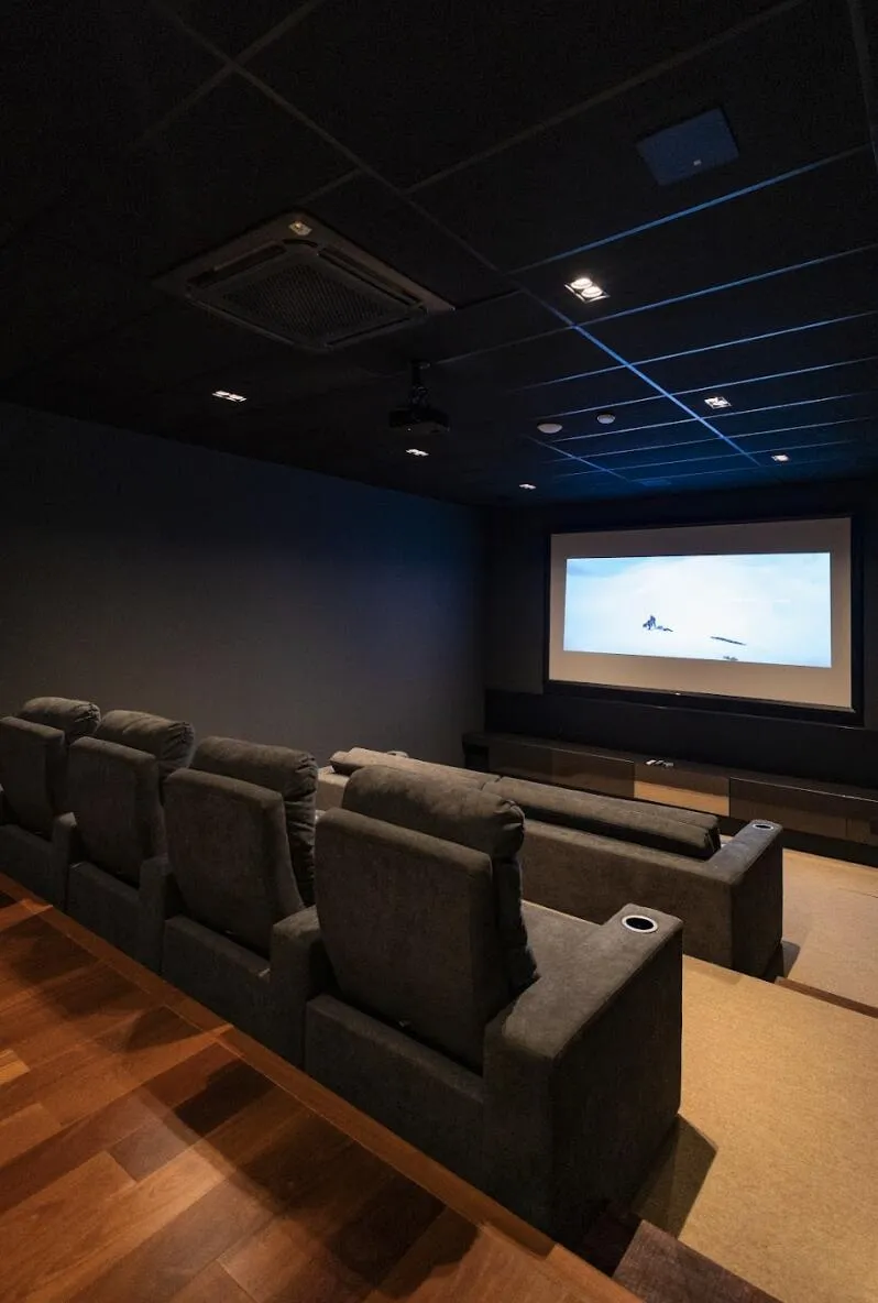 Home theater com tratamento acústico