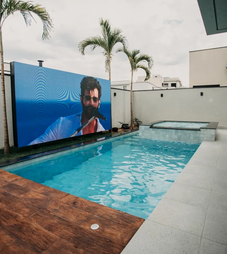 Painel de LED na piscina