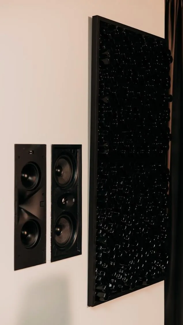 Sistema de som com painel acústico